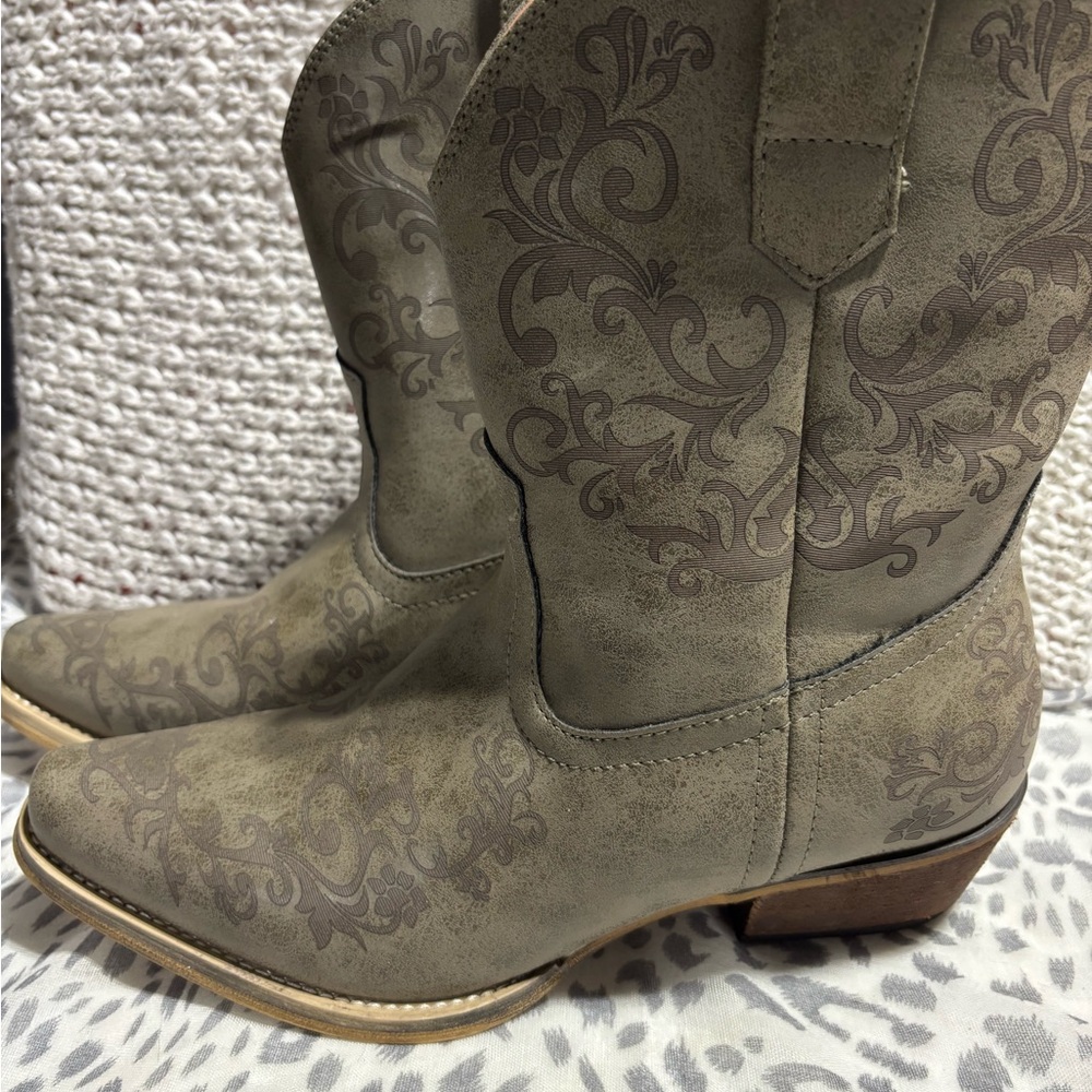 Stylish Embroidered Heeled Boots for Women